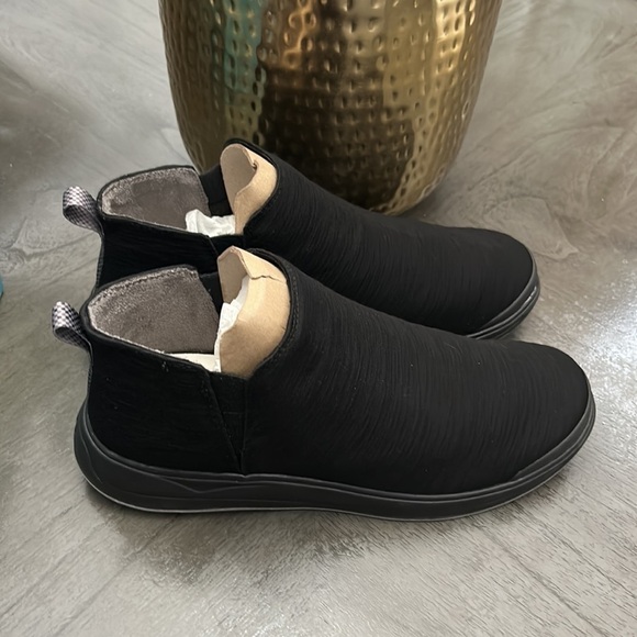 Bzees Tempo Women's Slip-on Sneaker Boots (WIDE) - Picture 6 of 11